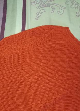 Яркий оранжевый свитер с вырезами на плечах2 фото