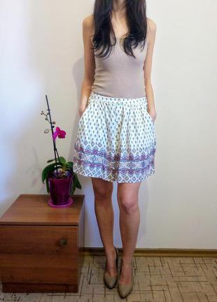 Очень красивая и стильная брендовая юбка в цветочках..100% вискоза.2 фото