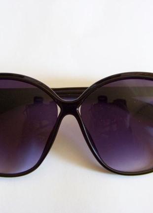 Черные солнцезащитные очки-стрекозы с дымчатой линзой с легким градиентом