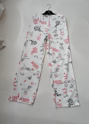 Штани труби з написами