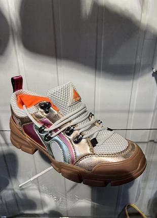 Стильные кроссовки