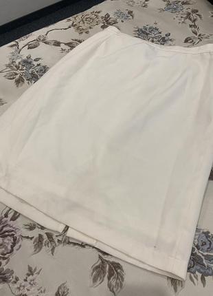Біла спідниця