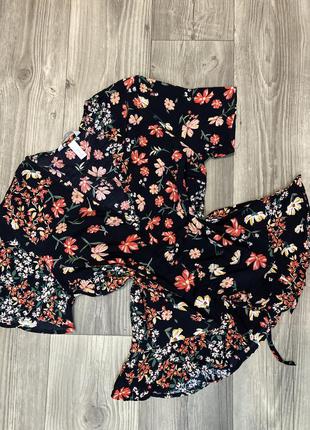 Блуза в цветы с воланами и кулисой