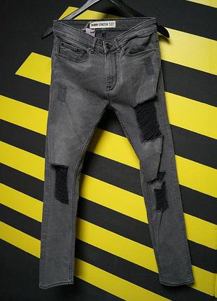 Зауженные стрейчевые джинсы с потертостями