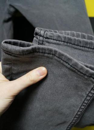 Зауженные стрейчевые джинсы с потертостями4 фото