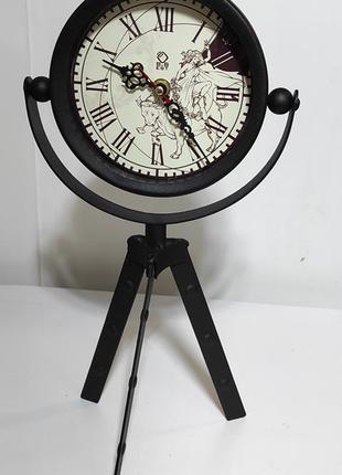 Кварцові годинники настільні металеві на штативі чорні з обертовим циферблатом3 фото