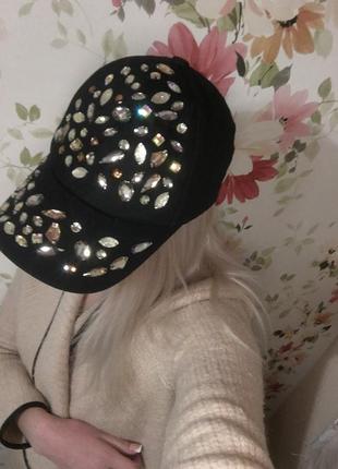 Кепка в камнях