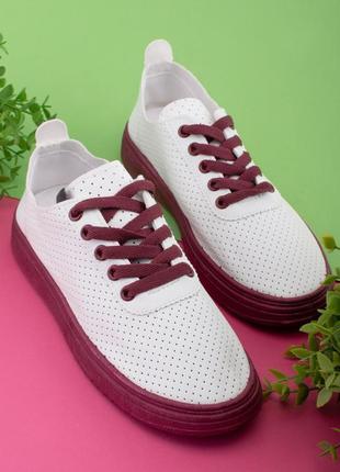 Стильные белые бордовые марсала кроссовки кеды мокасины мягкие с перфорацией