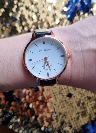 Чорний класичний жіночій наручний золотистий годинник на чорному ремінці мінімалізм10 фото