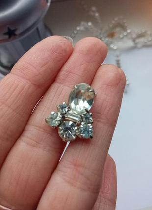 Оса брошь стразы маленькая яркая и очень содержательная брошь.