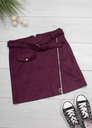 Стильная бордовая фиолетовая марсала короткая замшевая юбка с ремешком молнией карманом модная