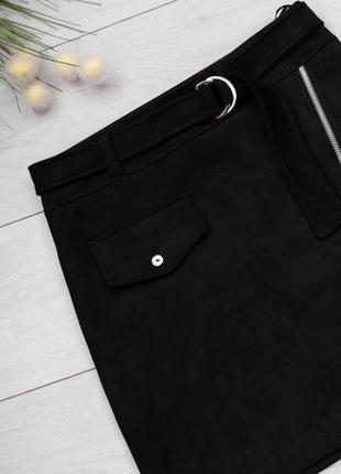 Стильная черная замшевая короткая юбка с ремешком молнией карманом модная2 фото