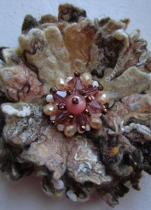 Брошь-цветок войлочная, вышитая бусинами и кристаллами