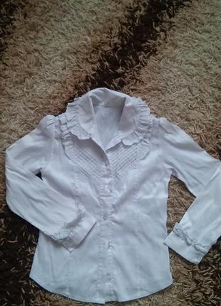 Біла блузка з красивим коміром і рюшею на  6 р ( 116р).  біла блузка для школи на 6 р .