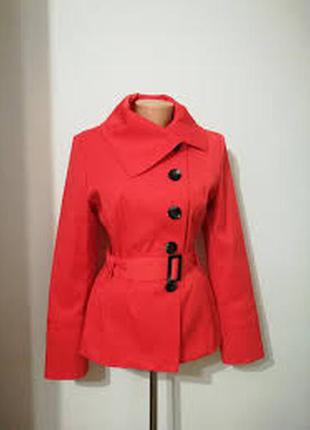 Червоне пальто з поясом