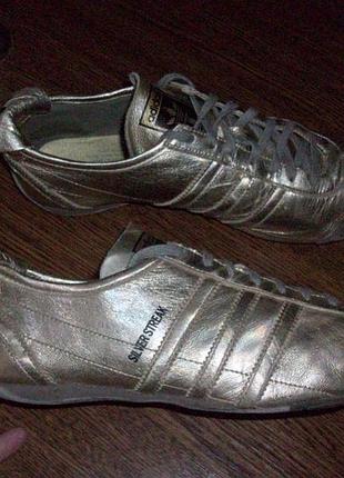 Яркие модные кроссовки adidas silver streak. стелька 25 см.