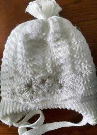 Біла шапка на махре для дівчинки від народження до 6-8 місяців.2 фото