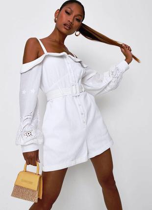 Новый белый джинсовый ромпер-комбинезон с открытыми плечами