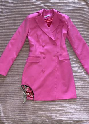 Розовое, яркое платье пиджак сбоку на ноге с висюльками