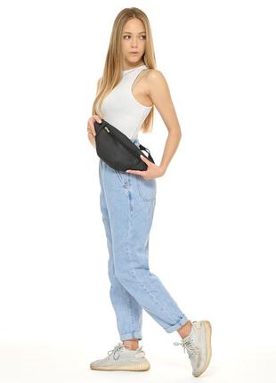 Жіноча чорна сумка через плече на пояс для стильних модниць, які люблять комфорт2 фото