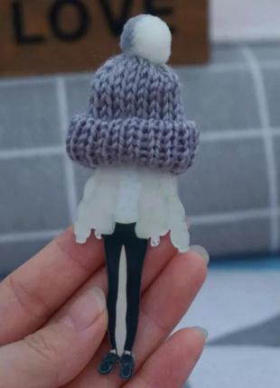 Брошка дівчина з шапкою, брошь