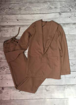 Классический костюм прямые брюки под пояс и длинный пиджак
