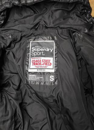 Черная спортивная короткая куртка с капюшоном пуховик superdry3 фото