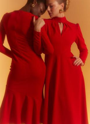 Красное платье миди с воротником-стойкой4 фото
