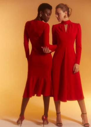 Красное платье миди с воротником-стойкой8 фото