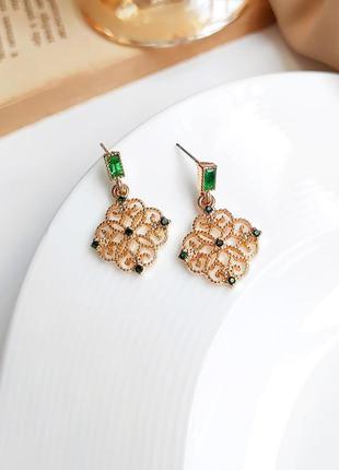 Невероятно красивые серьги с камнями цвета изумруд зелеными бижутерия недорого