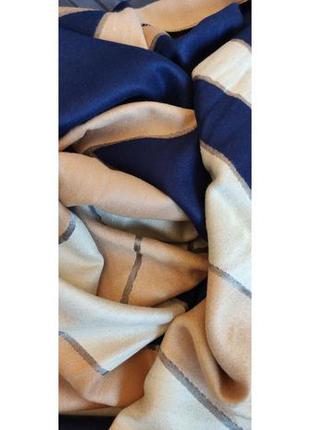 Жіночий теплий кашеміровий палантин з геометричним малюнком синьо-бежевий2 фото