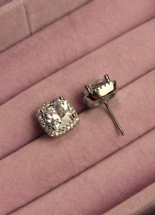 Серги кассеты гвоздики с квадратными белыми камнями