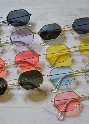 Солнцезащитные многоугольные очки  с цветной линзой черный7 фото
