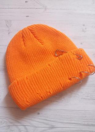 Короткая рваная шапка  мини бини с булавкой оранжевый2 фото