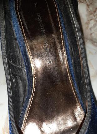 Тёмно-синие бархатные босоножки с закрытой пяточкой на высоком каблуке и толстой подошве10 фото