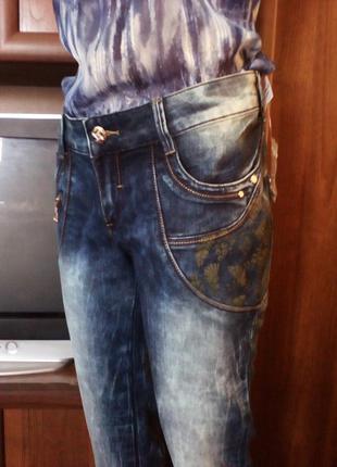Крутые джинсы vonass jeans, варенка с бронзовым принтом, новые с этикеткой