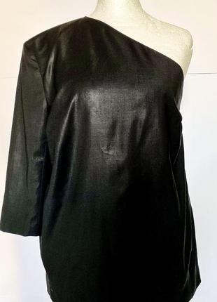Чёрная блуза  cos с одним рукавом