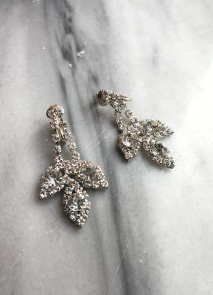 Нарядные клипсы висюльками висюльки белые камни капельки листочки серебристые