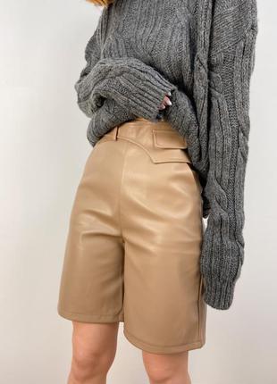 Бежеві шорти бермуди із екошкіри