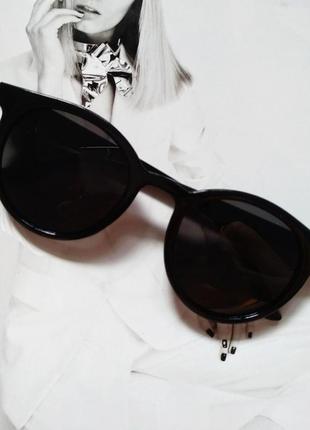 Стильные  солнцезащитные очки  в цветной оправе черный