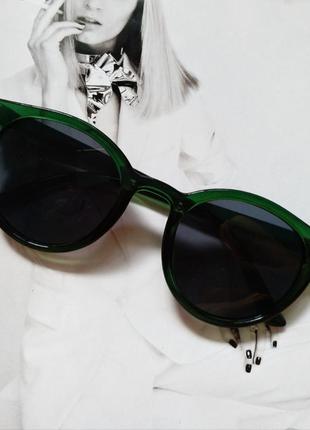 Стильные  солнцезащитные очки  в цветной оправе черный6 фото