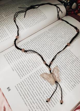 Подвеска на нити с бабочкой