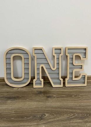 Напис "one" з дерева з фарбуванням