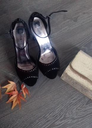 Стильні босоніжки