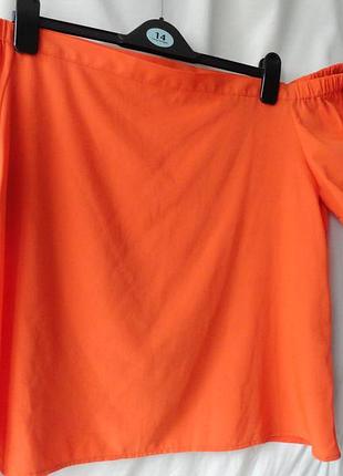 Блуза с открытыми плечами