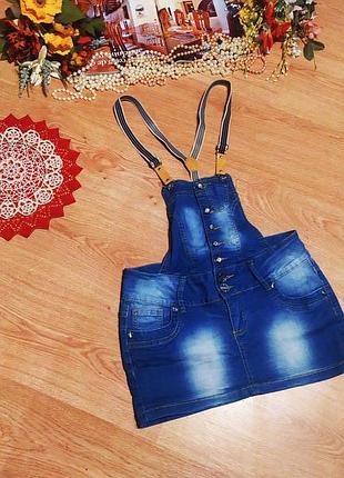 Класний стильний синій з потертостями джінсовий сарафанчик джинс плаття з модними шлейками