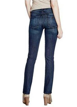 Базовые джинсы на стройную девушку guess