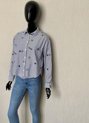 Біло-блакитна коротка сорочка в смужку з вишитими зірочками bershka