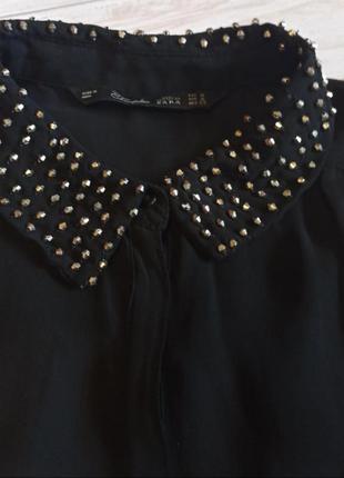 Красивая черная блуза без рукавов с бусинами на воротнике3 фото