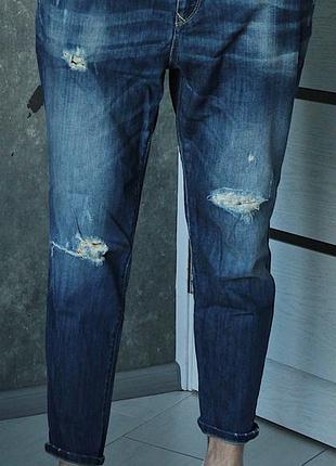 Джинсы mom